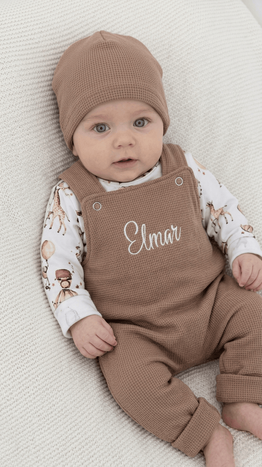 Baby latzhose mit namen, handgemacht in Deutschland. 