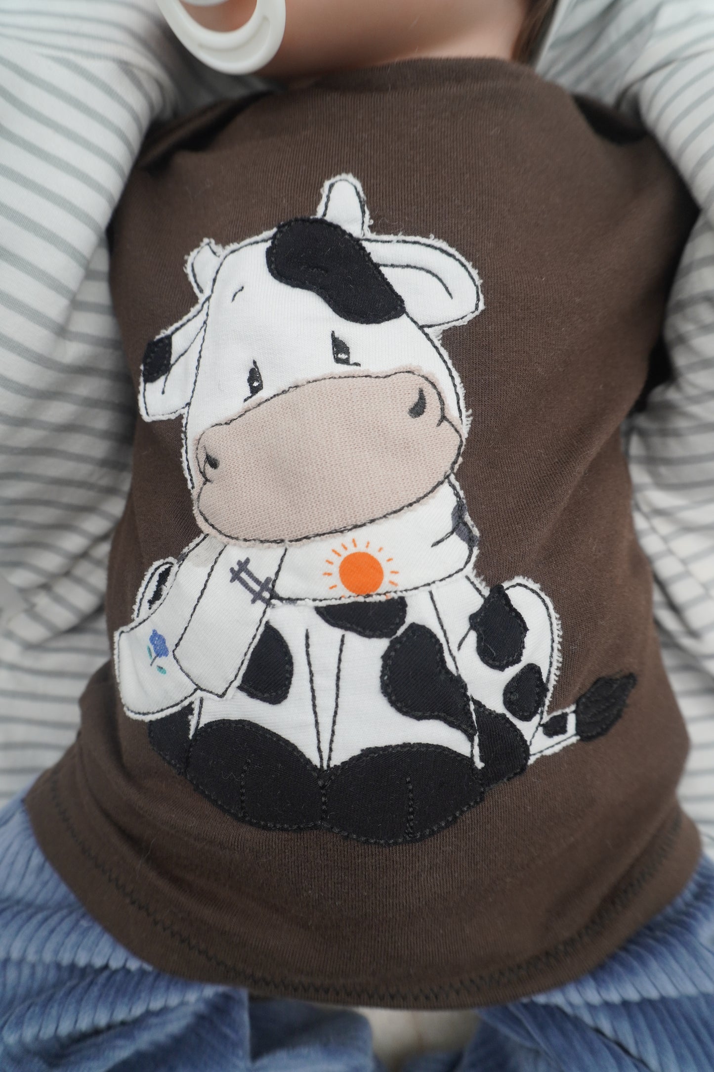 Handgemachtes Baby Langarmshirt aus French Terry mit amerikanischem Ausschnitt. Viele Farben & Applikationen, Größen 44–104.