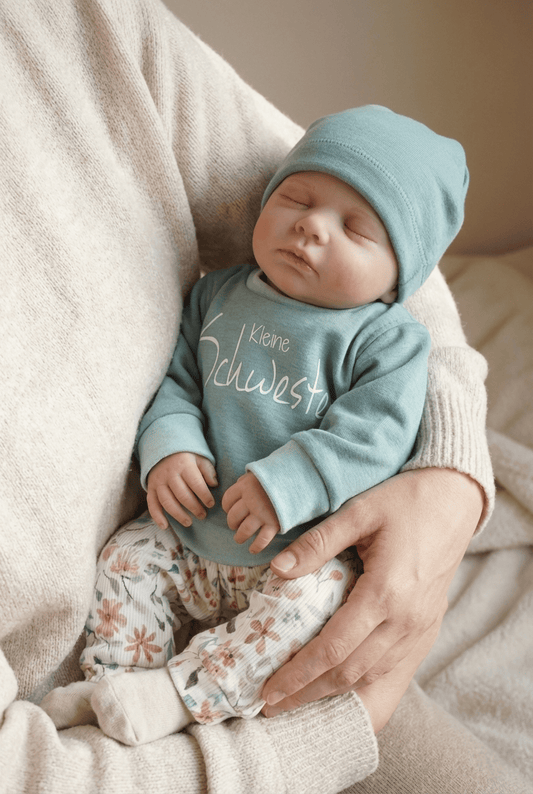 In Deutschland handgefertiger Baby und Kinder Pullover mit Geschwister Bügelbild. Für kleine und große Schwestern und Brüder. Kuscheliger Sweat in vielen Farben erhältlich, für Jungs sowie Mädchen. 