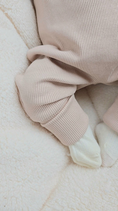 Handgemachter Strampler für Jungen und Mädchen aus Baumwolle. Der Strapler wird indivduell bestickt. 