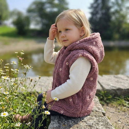 Teddy Weste Mädchen mit Kapuze in Altrosa mit Tupfen – kuschelige Kinderweste zum Übergang