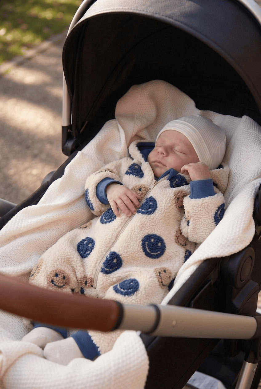 Fleece Overall Baby Junge mit Smiley-Motiv – Teddystoff creme-marineblau, Kapuze und blaue Bündchen, Geschenkidee baby | Talu-Kids