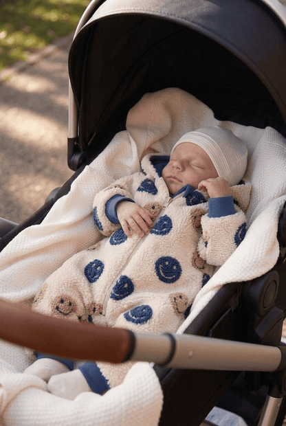 Fleece Overall Baby Junge mit Smiley-Motiv – Teddystoff creme-marineblau, Kapuze und blaue Bündchen, Geschenkidee baby | Talu-Kids