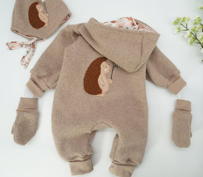 Komplettes Outdoor-Set bestehend aus Mütze, Handschuhen und Overall aus Walk. In Wunschfarbe und mit Wunschapplikation.