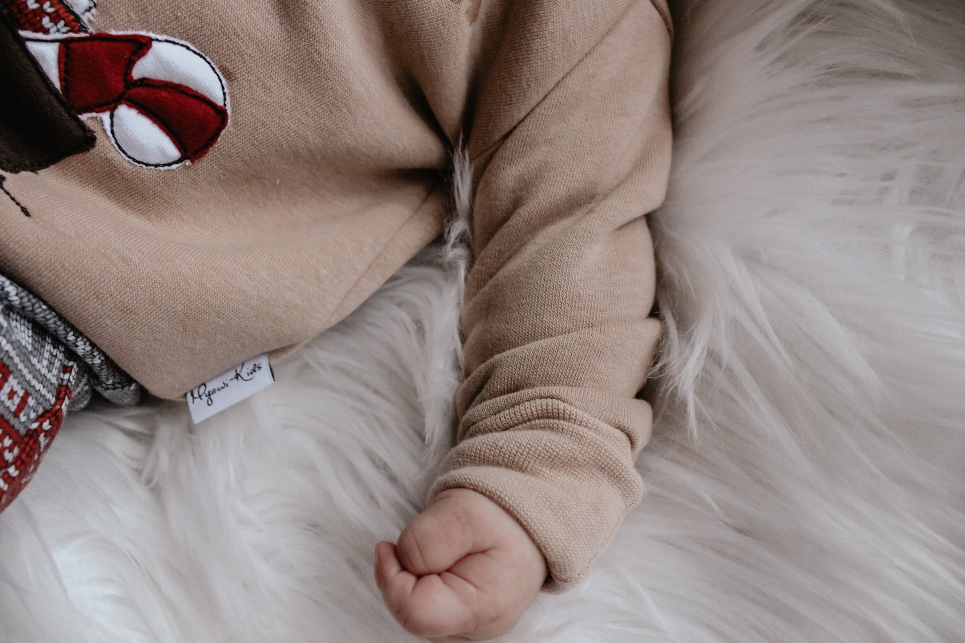 Baby Weihnachtspullover personalisiert handgemacht – erstes Weihnachten Outfit · Talu Kids